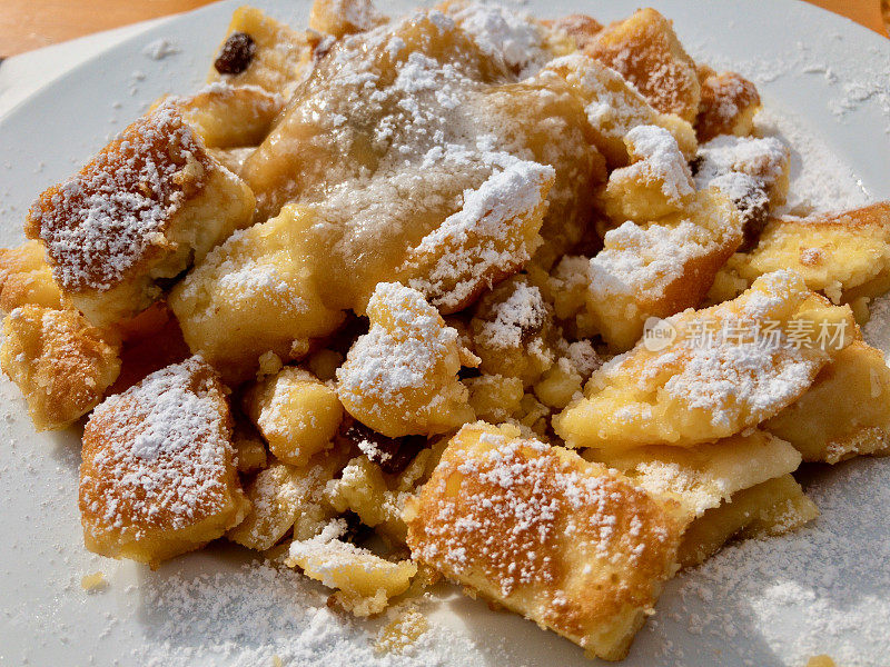 加糖的葡萄干煎饼(也叫“Kaiserschmarren / Kaiserschmarrn”)